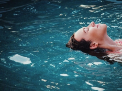 ¿Cómo proteger el pelo del cloro de la piscina?